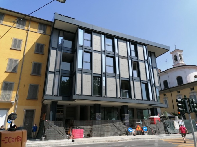 Ex Banca Intesa in via XX Settembre, vetrine scoperte. Voci sull’arrivo di Starbucks