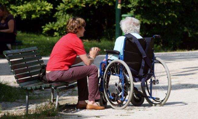 Meno badanti, ma sempre più anziani: sta crescendo il lavoro nero