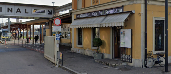 Ordina al suo pitbull di mordere il barista: 46enne azzannato nel suo locale a Bergamo