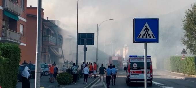 Alta colonna di fumo nero a Carvico: fiamme in un’abitazione in via Conti