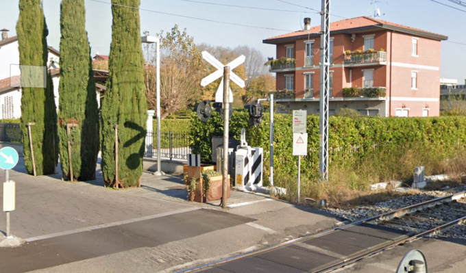 Curno, chiuso per lavori il passaggio a livello: arriva la navetta degli Alpini
