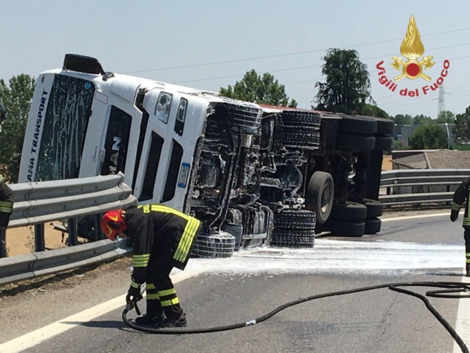 Camion si ribalta all’uscita del casello di Dalmine: intervengono i Vigili del fuoco