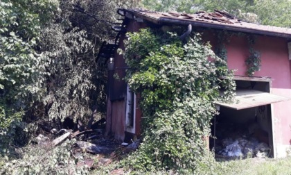 Colonna di fumo nero a Seriate: è bruciato il tetto della casa cantoniera in via Nazionale