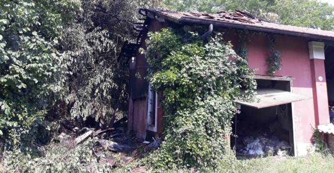 Colonna di fumo nero a Seriate: è bruciato il tetto della casa cantoniera in via Nazionale