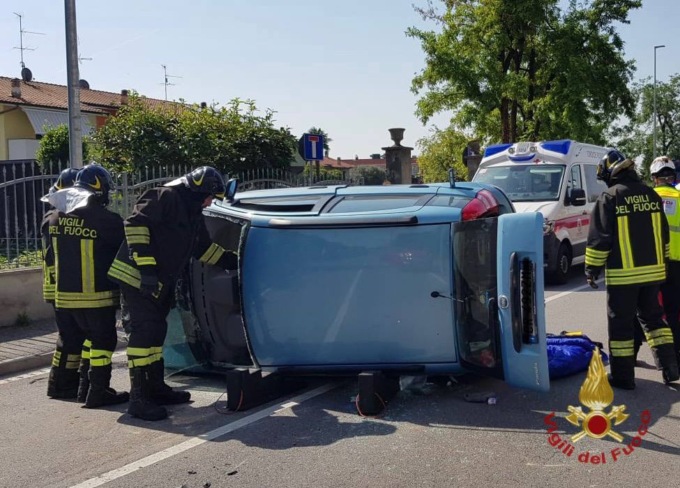 Cologno al Serio, auto ribaltata in via Crema