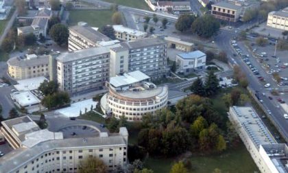 Nasce in casa e resta per ore “in ostaggio” del padre, in preda a un delirio