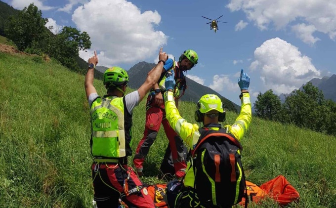 Ciclista si scontra con un’automobile e finisce in una scarpata: grave in ospedale