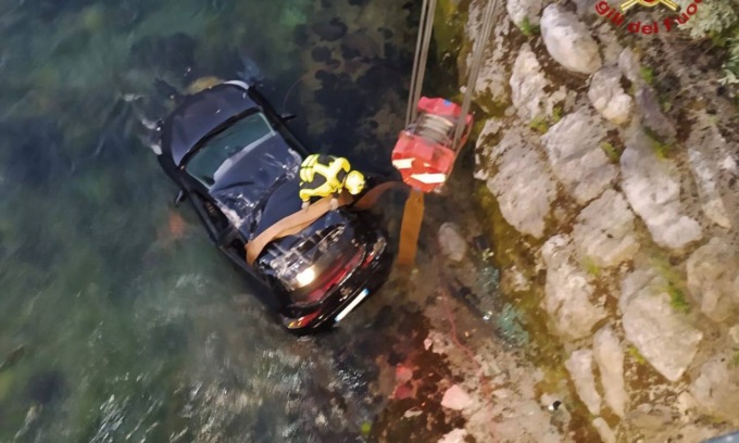 Finiscono nel fiume con l’auto: paura per due giovani
