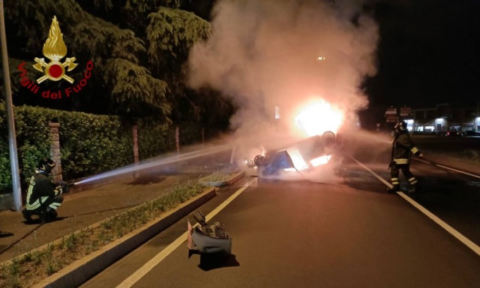 Urgnano: 23enne perde il controllo dell’auto che si ribalta e prende fuoco
