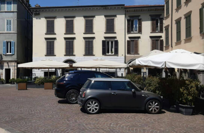 Stop a molti dehors in città. E così le piazze se le riprendono… le macchine