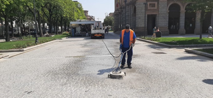 Pulizia del Sentierone dopo la Mille Miglia: nessun danno né macchie indelebili