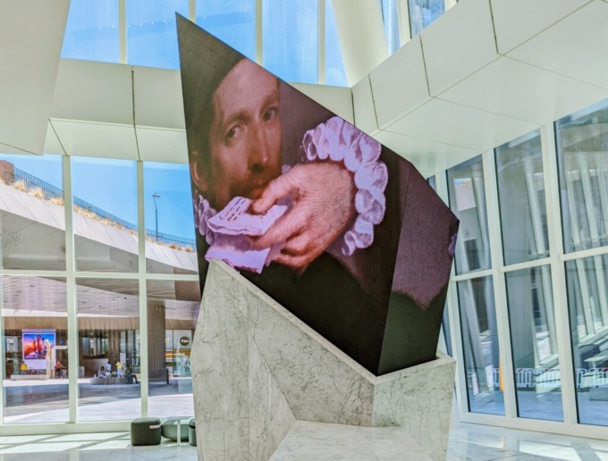 L’Accademia Carrara nel grattacielo della PwC, a Milano, in un allestimento digitale