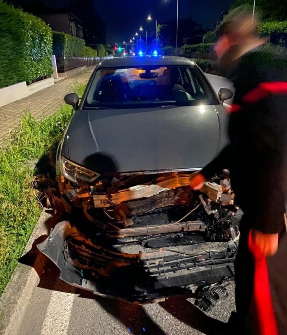 Vandali spostano panettoni di cemento sulla strada: auto si schianta a Bonate Sotto