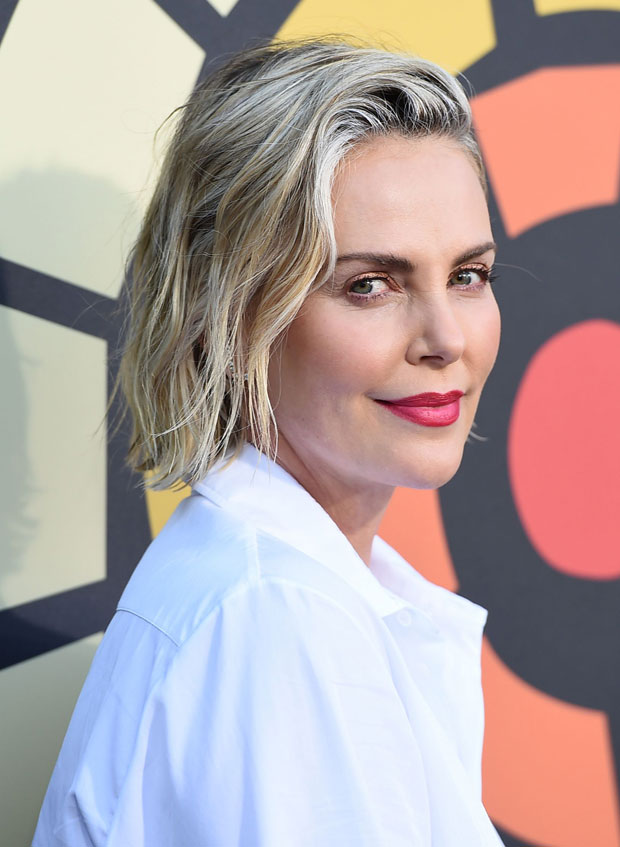 1624821653_644_Charlize-Theron-45-anni-stordisce-con-una-minigonna-nera-e