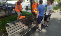 I ragazzi del Centro Meta riqualificano la città. Al lavoro per sistemare le panchine di Bergamo