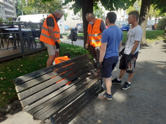 I ragazzi del Centro Meta riqualificano la città. Al lavoro per sistemare le panchine di Bergamo