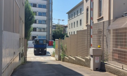 Si spoglia l'ex quartier generale Italcementi di via Camozzi: la demolizione sta per iniziare