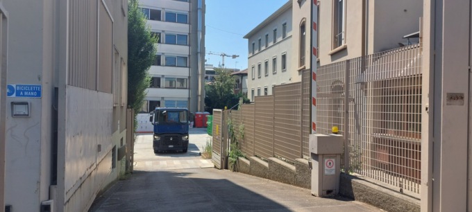 Si spoglia l’ex quartier generale Italcementi di via Camozzi: la demolizione sta per iniziare