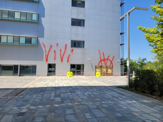 Scritte no vax sul centro vaccinale del Papa Giovanni