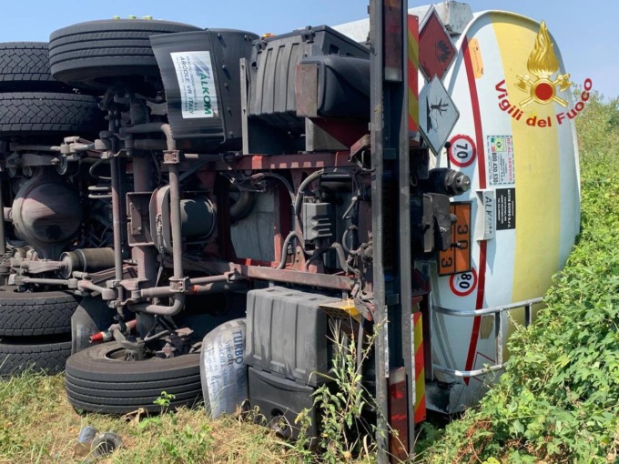 Autocisterna carica di liquido infiammabile si ribalta ad Azzano San Paolo, Vigili del Fuoco in azione