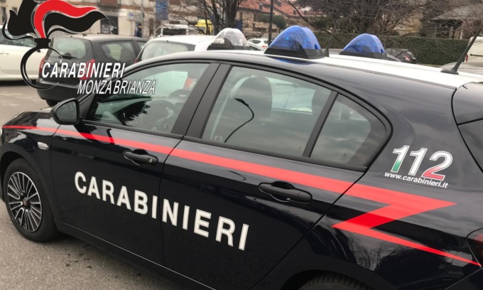 Incendia l’auto all’ex e lo minaccia di rivelare che è omosessuale