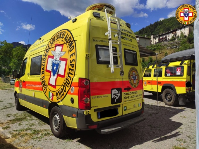 Scivola e si rompe una gamba a Mezzoldo, 23enne milanese salvata dal Soccorso Alpino