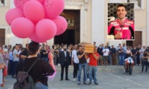Palloncini rosa e rombi di motori: Romano dice addio a Davide Longhi
