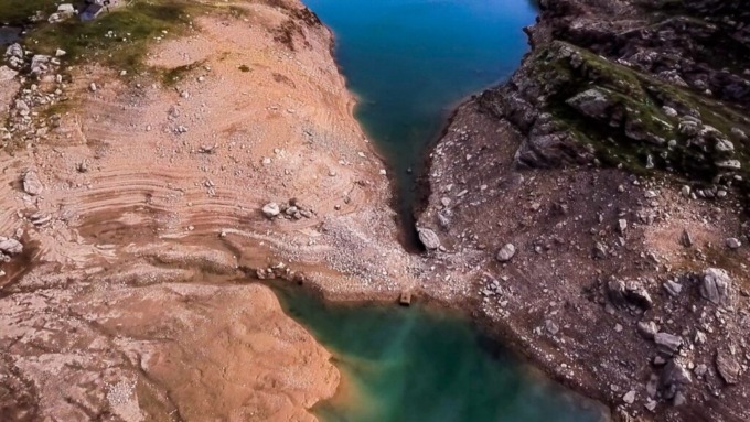 La siccità separa i Laghi Gemelli: in estate non succedeva da 20 anni