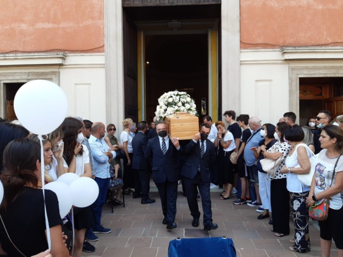 L’ultimo commovente saluto a Leonardo Caielli, il 16enne travolto e ucciso da un’auto