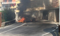 Video e foto dell'auto in fiamme a Leffe, nube nera in tutta la Val Gandino