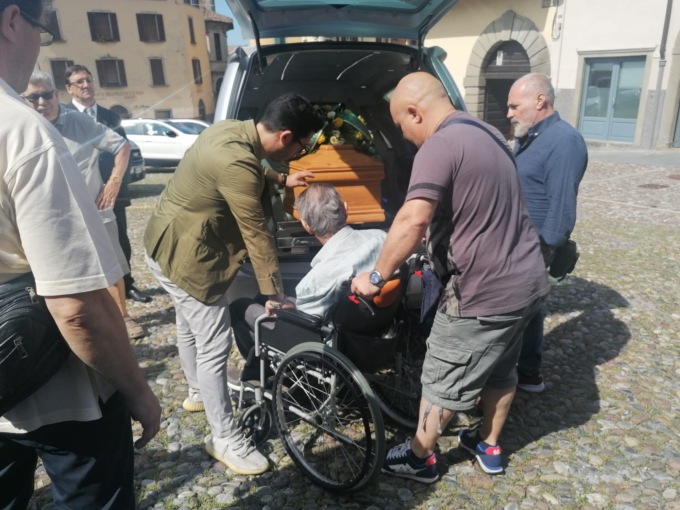 Anche Umberto Bossi a Gandino per l’addio in Basilica a Franco Aresi