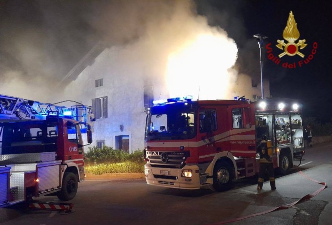 Nella notte due interventi dei Vigili del Fuoco: appartamento in fiamme ad Arcene, un camion a Cologno