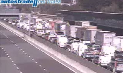 Violento scontro tra un'auto e una moto a Bergamo lungo la A4: un ferito grave e traffico in tilt