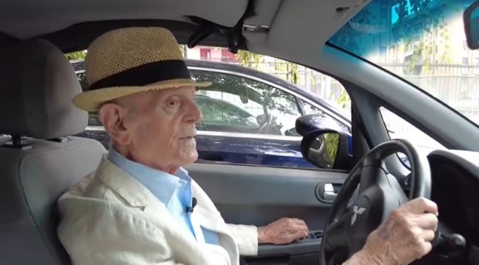 Athos, che guida ancora la macchina (cabrio) a 98 anni