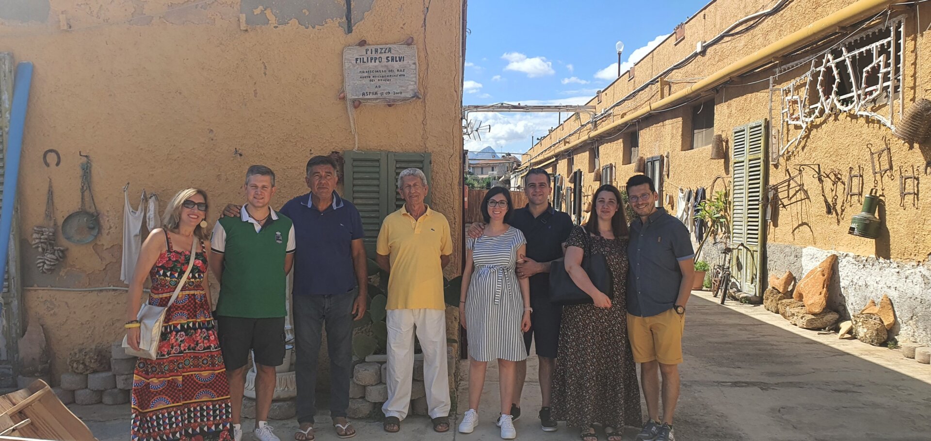 Omaggio del sindaco Sedrina Stefano Micheli in piazza Filippo Salvi, ad Aspra, il 10 luglio