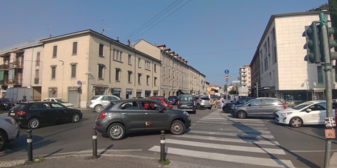 Lavori tra via Borgo Palazzo, via Ghislandi e via Mai: anche in agosto il traffico è un delirio