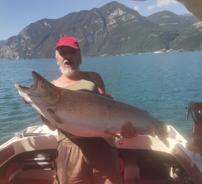 Il pescatore della trota da record nel lago d’Iseo: «Su di me maldicenze, è tutto vero. Lo dimostrano i video»