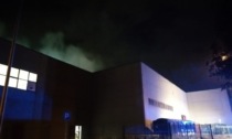 Grave incendio a Treviglio, brucia un deposito di rottami metallici