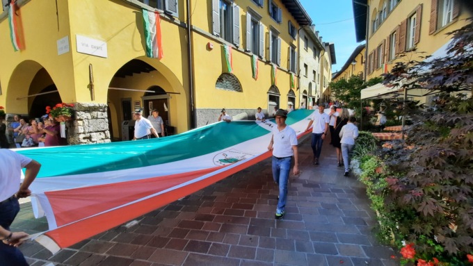 Gandino sull’attenti: l’abbraccio festoso della comunità per i 90 anni del Gruppo Alpini