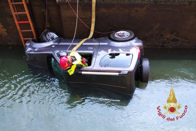 Finisce nel canale dopo un incidente, sul posto i vigili del fuoco