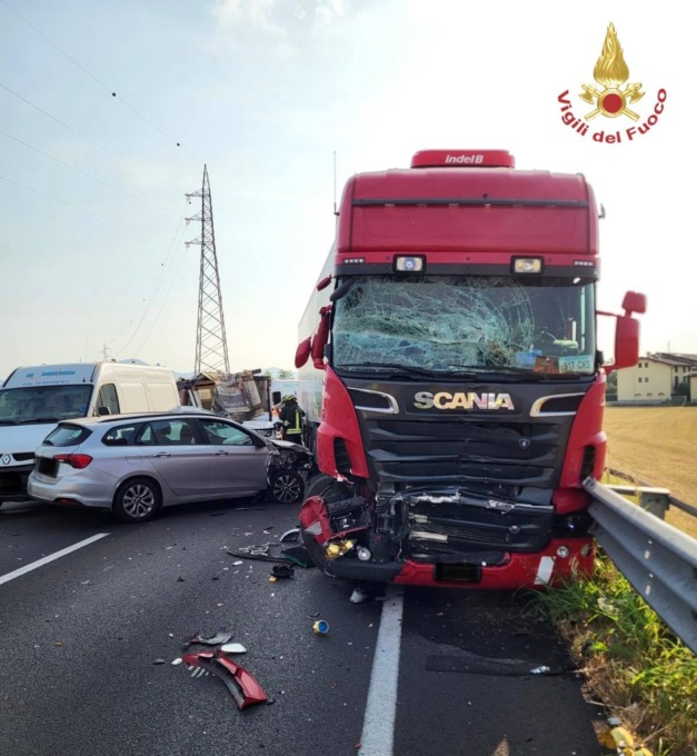 Schianto in tangenziale a Zanica. Coinvolti 5 mezzi, tra cui un camion