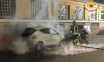 Auto in fiamme in via Cenisio Monte: intervenuti i vigili del fuoco