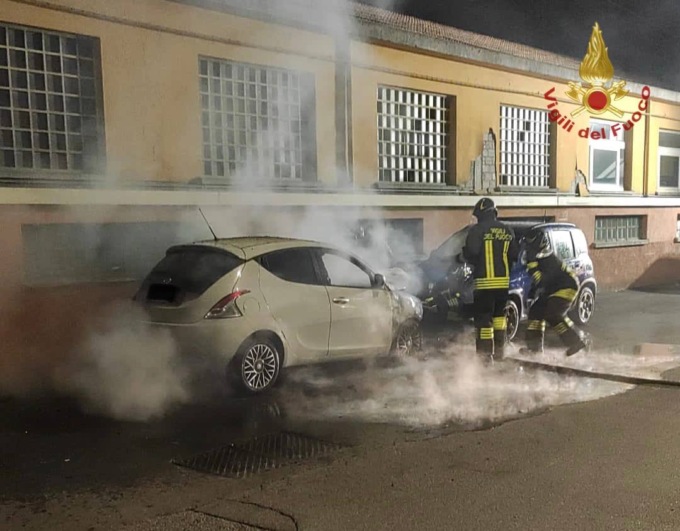 Auto in fiamme in via Cenisio Monte: intervenuti i vigili del fuoco