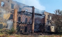Cascina abbandonata in fiamme a Verdello, vigili del fuoco in azione