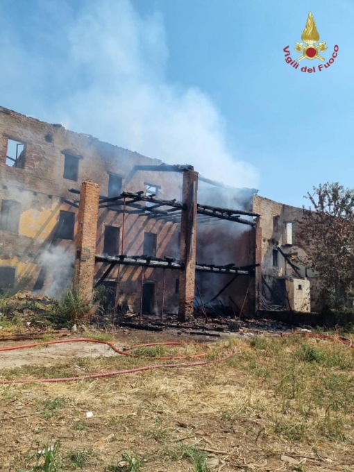 Cascina abbandonata in fiamme a Verdello, vigili del fuoco in azione