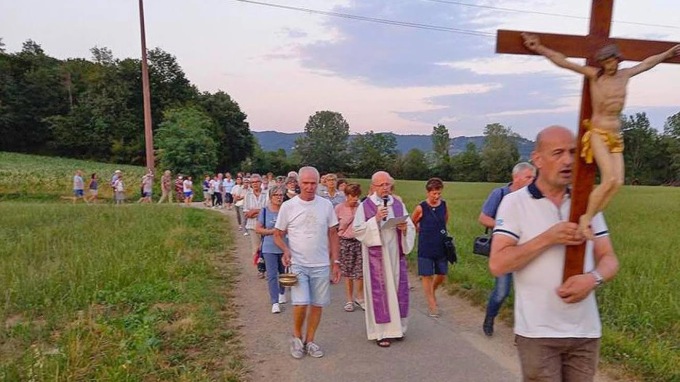 «Dal caldo e dalla siccità liberaci o Signore». In Bergamasca sono tornate le rogazioni