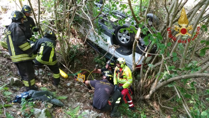 Pradalunga, si sgancia il freno a mano e l’auto finisce in una scarpata: morta una 81enne
