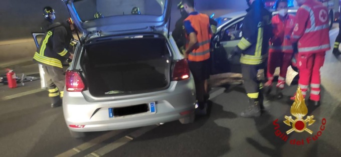 Scontro frontale nella galleria Montenegrone: due persone ferite, strada chiusa un’ora