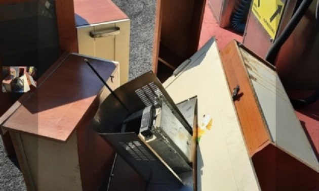 Smonta la cucina a un cliente e la scarica in mezzo alla strada: imprenditore denunciato