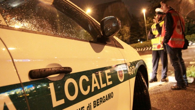 Controlli della Locale lungo la circonvallazione: 21 patenti ritirate e due arresti per cocaina